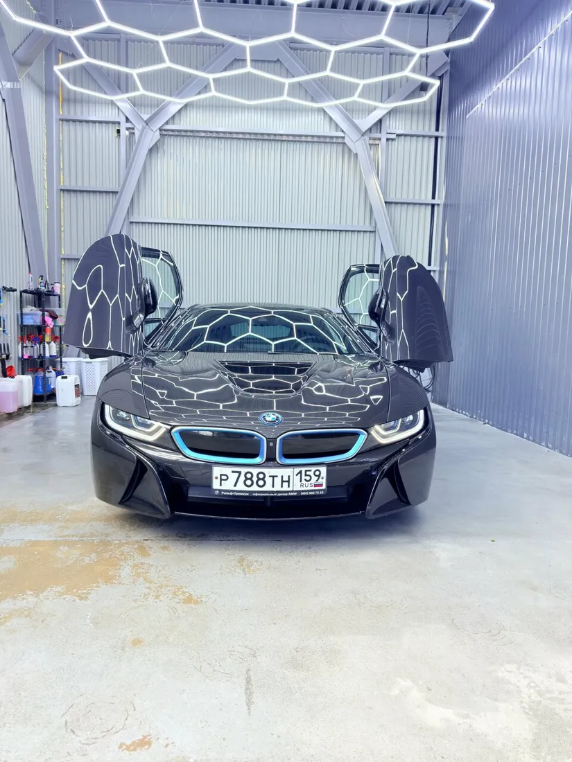 Блестящий BMW i8 после мойки