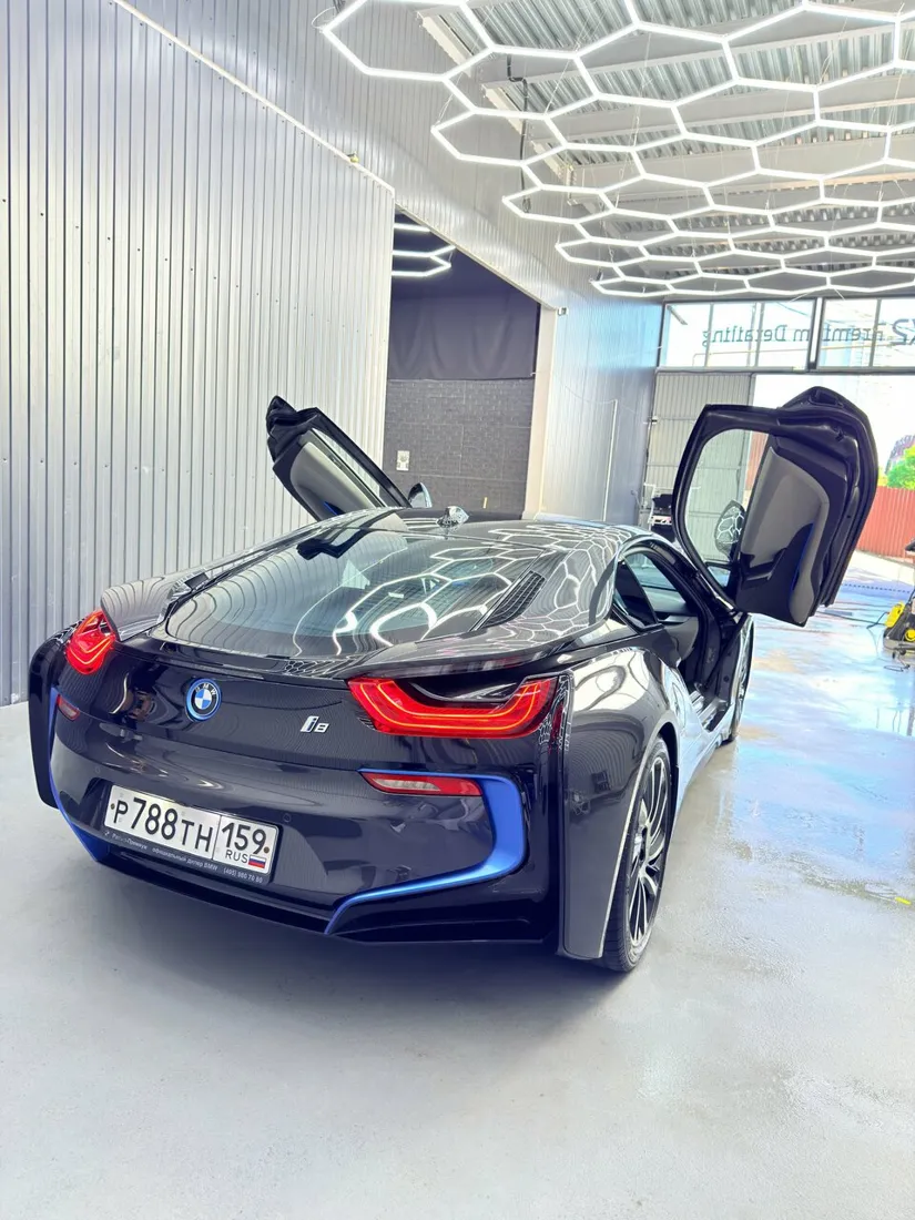BMW i8 под шестиугольным светом в боксе K2