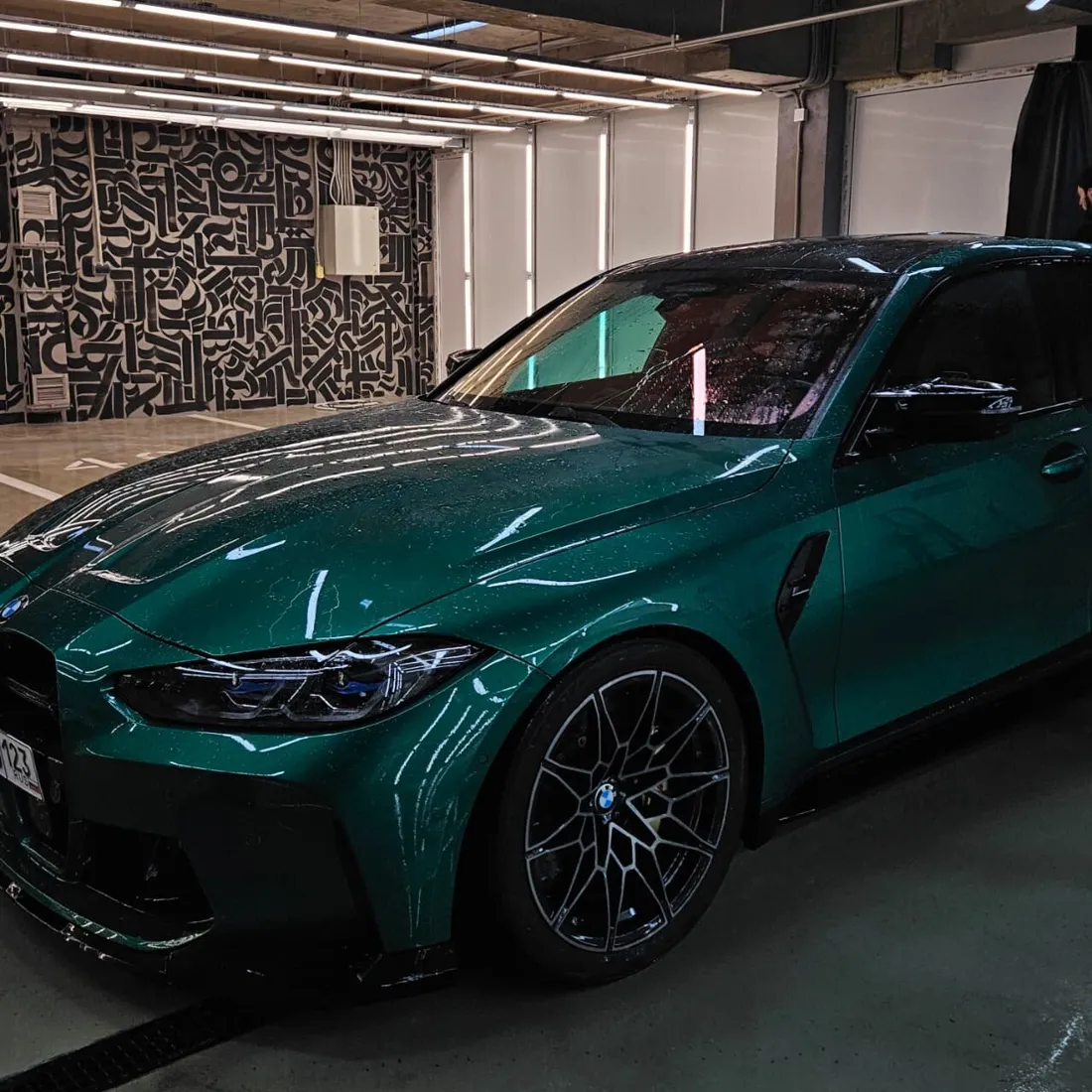 BMW M4 в зелёной плёнке
