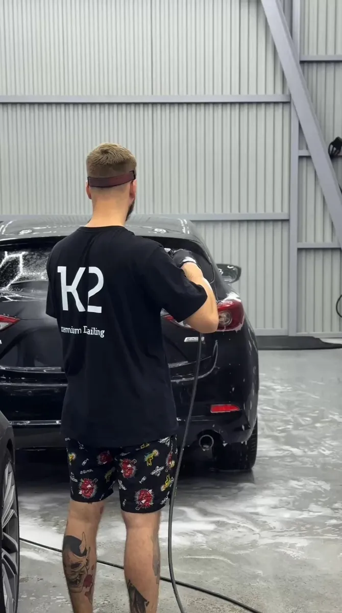 Мастер K2 моет автомобиль под давлением