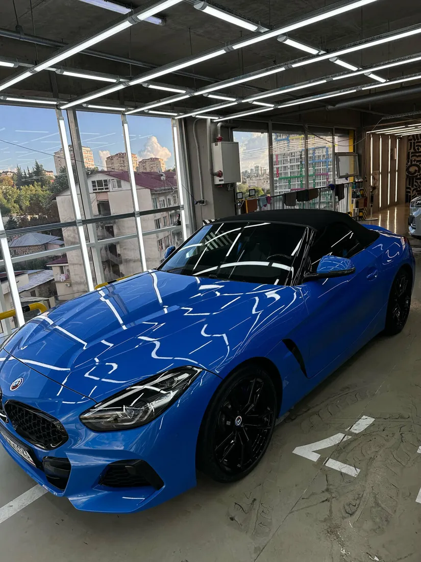 Синий BMW Z4 с глубоким блеском